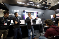 基本的にはメンバー3人ずつが冨川さんの質問に答える形で、トークセッションは進行していきました。