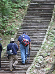 3日目は羽黒山出羽神社から。五重塔を撮影したあと、本殿までの2,446段を登りました。重いカメラバッグを担いで修行のよう……。