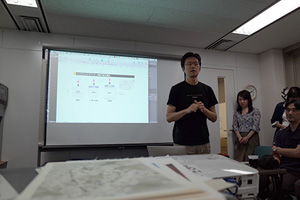 吉田繁先生は伊勢和紙のプリント作品を提示しながら和紙の構造とプリントする際の注意点をレクチャー