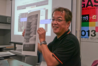 「ファインアートとは何か」というところから、アート紙や和紙にプリントする際の加工のコツをわかりやすく解説。そして、自らのプリント作品を見せながらの熱のこもったレクチャーでした。