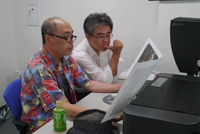 そのレタッチを施した場合のプリントとそうでない場合のプリントを熱心に見比べる参加者の方々。その違いに驚かされつつ、レタッチの重要性を実感しているご様子でした。