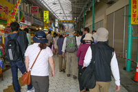 まずは国際通りにある公設市場へ。戦後のヤミ市から続いているレトロな雰囲気あふれる市場内には新鮮で色鮮やかな魚や豚の足（テビチ）や豚の顔（チラガー）まで売られています。