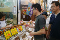 まずは国際通りにある公設市場へ。戦後のヤミ市から続いているレトロな雰囲気あふれる市場内には新鮮で色鮮やかな魚や豚の足（テビチ）や豚の顔（チラガー）まで売られています。