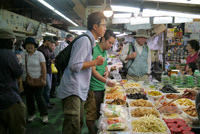 まずは国際通りにある公設市場へ。戦後のヤミ市から続いているレトロな雰囲気あふれる市場内には新鮮で色鮮やかな魚や豚の足（テビチ）や豚の顔（チラガー）まで売られています。