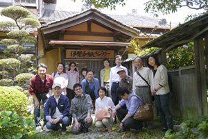 東京、埼玉、神奈川、静岡、愛知、奈良と地元伊勢というさまざまな場所から、伊勢神宮に御札の用紙を納められている伊勢和紙さんに集合しました。