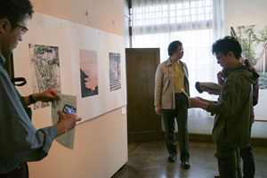 伊勢和紙の中北社長にギャラリーをご案内していただき、さまざまな伊勢和紙の特徴やどの用紙がどんな作品に適しているのかを教えていただきました。