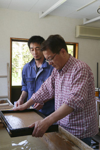 ベテランの職人さんに指導していただき、全員で三椏100%の和紙を手漉きしました。でき上がった紙に5月18日の伊勢和紙プリント会でそれぞれの作品をプリントします。