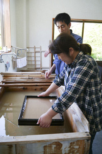 ベテランの職人さんに指導していただき、全員で三椏100%の和紙を手漉きしました。でき上がった紙に5月18日の伊勢和紙プリント会でそれぞれの作品をプリントします。