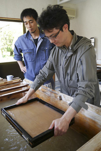 ベテランの職人さんに指導していただき、全員で三椏100%の和紙を手漉きしました。でき上がった紙に5月18日の伊勢和紙プリント会でそれぞれの作品をプリントします。