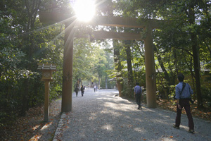 伊勢和紙の手漉き体験終了後は伊勢神宮外宮へ。せんぐう館を中北社長にご案内していただいたあと、撮影しながら御正殿などを参拝しました。