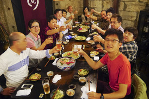 夜は宿泊している伊勢市のホテル近くの魚自慢の居酒屋さんへ。美味しいおつくりや焼き魚などをいただきながら、和紙へのプリントについて語らいました。