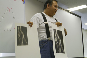 プリントが完成したところで、全員が感想を述べながらの講評会を行ないました。和紙へのプリントが初めてという方も完成品には満足されていました。