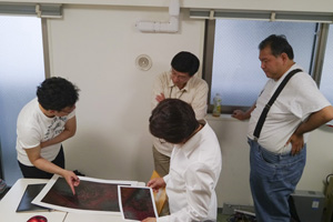 仕上がったプリントについて全員で意見交換。参考になるいろんな意見が出て、その場でどんどん進化していきます。会のいいところですね。