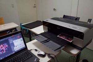 参加者の方の作品のレタッチを指導