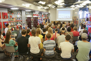 立ち見が出るほどの大盛況