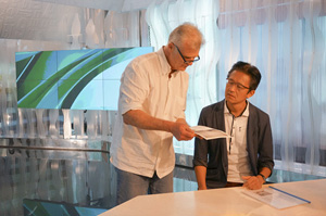 テレビ局のカメラマンからも質問を受ける吉田先生