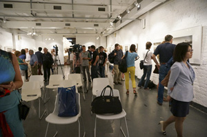 作品を見始めるひ人々