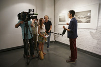 次々にテレビの取材を受ける吉田先生