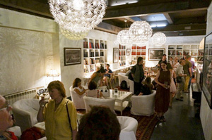 素敵なカフェではシャンパンが配られ、ここでもその作品についての感想が飛び交っていた