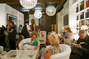 素敵なカフェではシャンパンが配られ、ここでもその作品についての感想が飛び交っていた