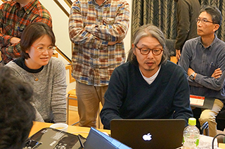 FOTO FESTのレビュー用リーフレットの作成（グラフィックデザイナー清水悟さん）