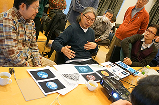 FOTO FESTのレビュー用リーフレットの作成（グラフィックデザイナー清水悟さん）