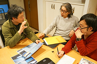 デザイナー清水悟さんとリーフレット打ち合わせ（佐々木一弘）