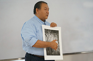 表現力向上プロジェクト「同じデータから各々のコンセプトでプリントする」青山さん画像（江田よしお）