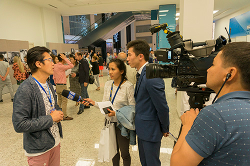 カザフスタンのジャーナリストから一般の方々まで終始、質問攻め