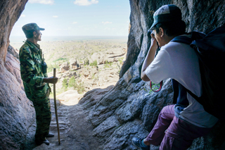 鍾乳洞の番人を撮影